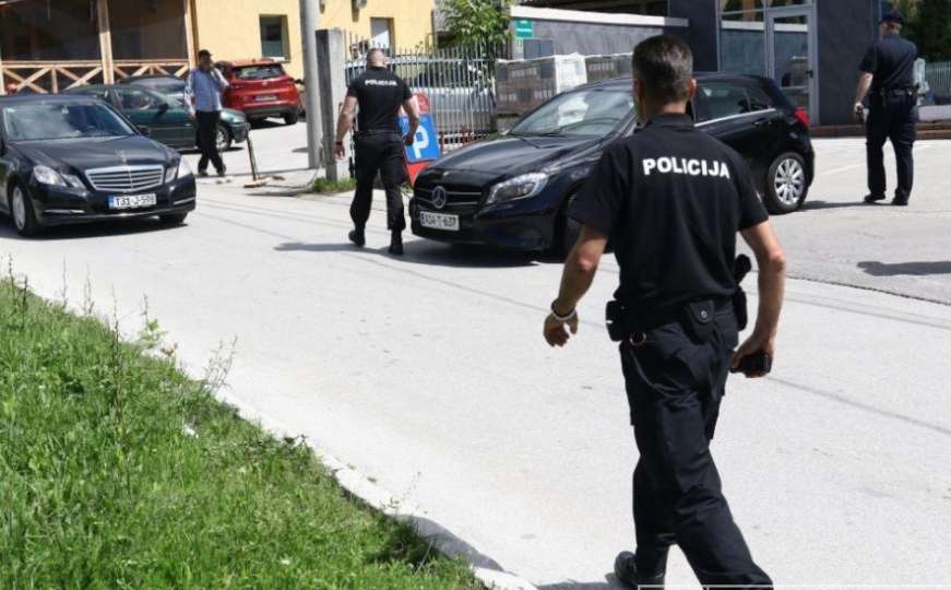 Napad u centru Sarajeva: Muškarcu otuđili patike i ceker sa hranom